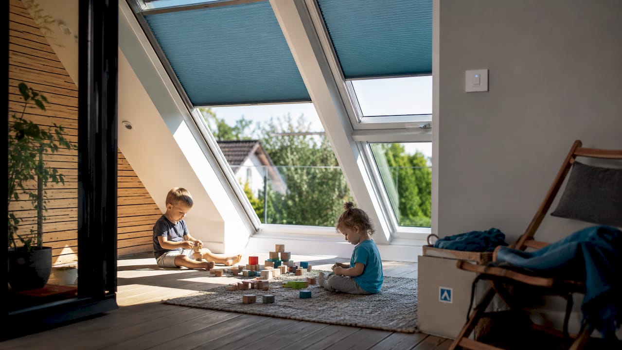 A gyerekek önfeledten játszanak a VELUX Duo árnyékoló kellemes fényében.