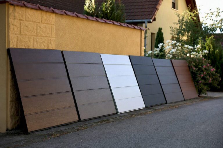 Garázskapu színminták a ház falánál