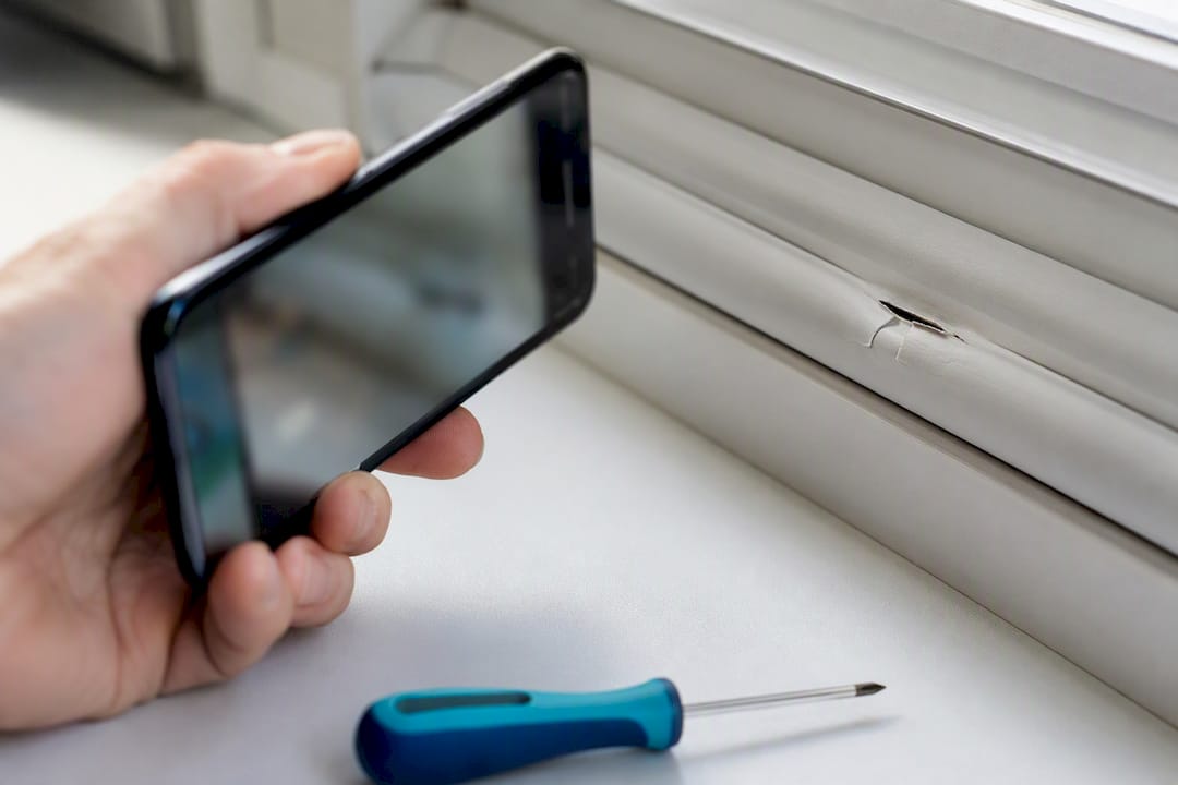 Telefon fényképet készít az ablaktömítés hibájáról