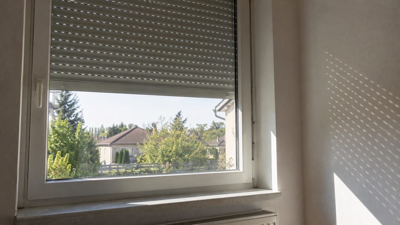 Déli tájolású ablakot árnyékoló külső redőny